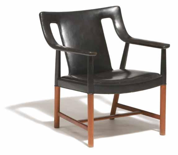 000 549 EINAR LARSEN OG BENDER MADSEN Easy chair of teak. Parts of armrests, upper parts of legs, seat and back upholstered with patinated black leather.