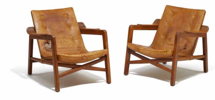 557 557 TOVE OG EDV. KINDT-LARSEN A pair of easy chairs and coffee table of teak.