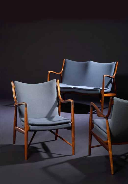 622 FINN JUHL b. 1912, d. 1989 "NV-45". A pair of easy chairs. Frames of rosewood. Upholstered in seat, back and loose cushion with greyish blue wool.