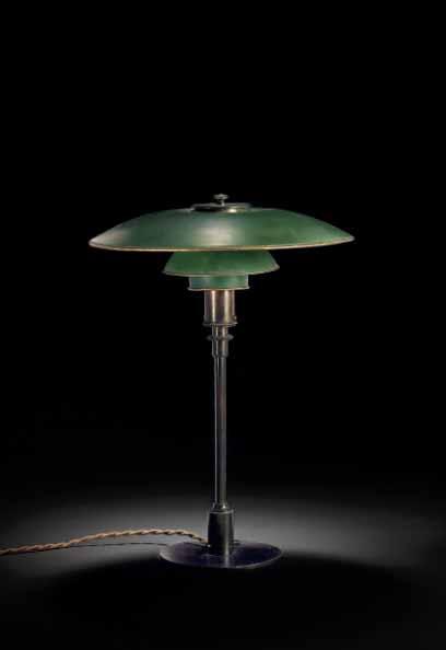 INTERNATIONAL DESIGN 624 POUL HENNINGSEN b. 1894, d. 1967 "PH-3,5/2". Table lamp with stand, switch- and socket house of browned brass marked "Pat.