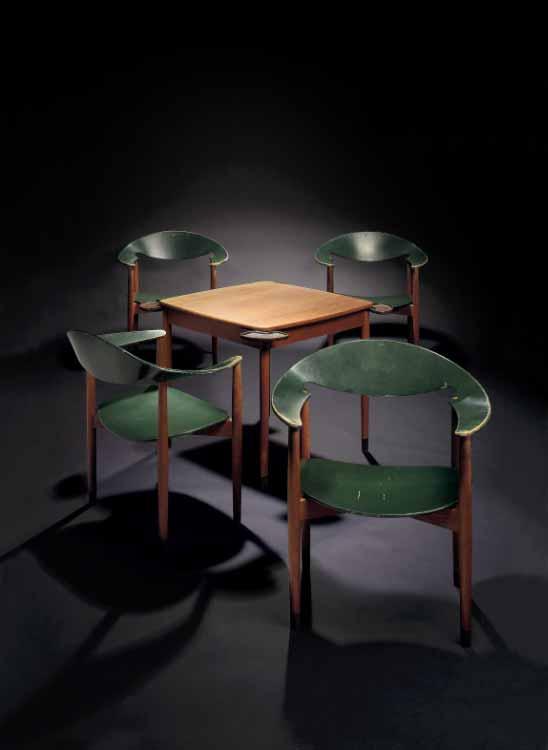 625 EJNAR LARSEN OG AKSEL BENDER MADSEN "Metropolitan". Set of four armchairs and matching card table. Chairs with frame of teak, shoes of stained oak. Seat and back of green painted moulded ply wood.