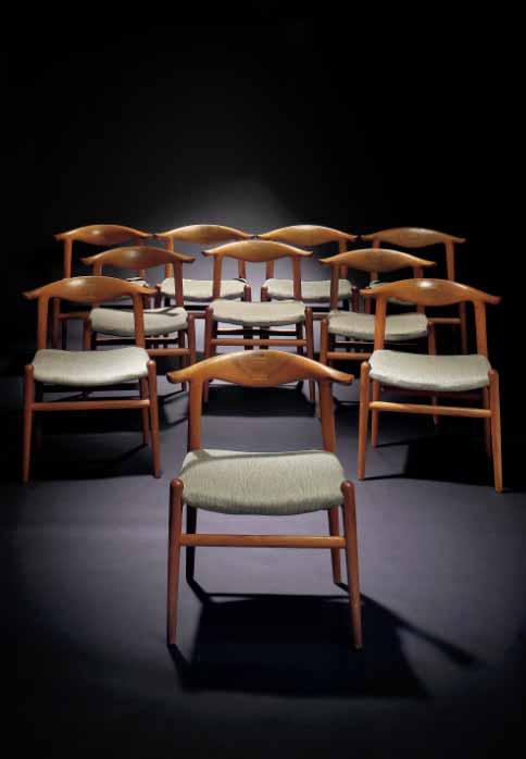 INTERNATIONAL DESIGN 626 HANS J. WEGNER b. 1914, d. 2007 "Cowhorn Chair". Set of 10 chairs with frame of teak, backs with visible joints of wengé. Seat upholstered with grey wool.