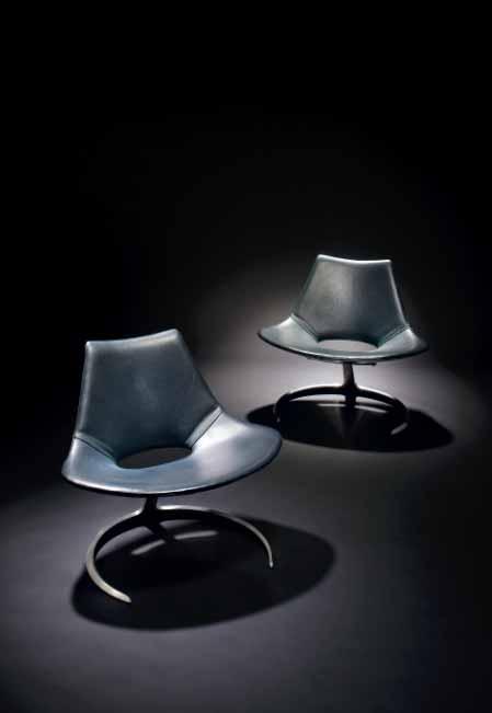 INTERNATIONAL DESIGN 645 PREBEN FABRICIUS OG JØRGEN KASTHOLM "Scimitar". A pair of easy chairs with frame of stainless steel. Upholstered with dark blue leather. Designed 1962.