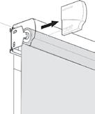 Gardinet hænger nu løst på monteringsskinnen og kan tages af. 10b Stramme fjederen: Træk gardinet ned, og lås det fast. Afmonter gardinet fra beslagene, og rul det op med hånden.