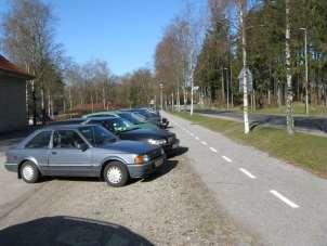 Mellem parkeringsarealet og Himmerlandsvej forløber en dobbeltrettet cykelsti.