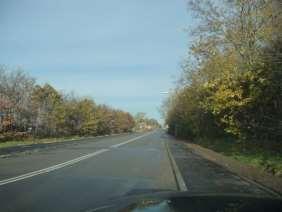 Vejen er en tosporet vej med kørebanelinjer og fortov i begge sider  Der er desuden hævede
