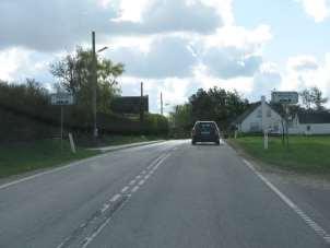 I Hellum er der fortov i den ene side af vejen og vejen kurver gennem byen. Lokaliteten foran skolen er behandlet i afsnit 4.7.