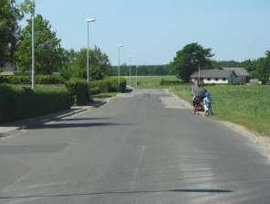 Der er ingen yderligere kørebaneafmærkning. Skaarupvej er klassificeret som primær lokalvej. Skaarupvej set mod nord i det tættere bebyggede område af Ravnkilde.