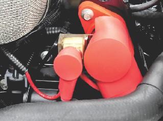 rændstofpumperelæ g - Tændingsspoler h - Indiktorlmpe for fejlfunktion En 90 A sikring, der sidder tæt ved gnistfngeren, eskytter motorens ledningsnet i tilfælde f