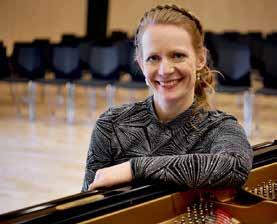 ELISABETH SIVERTSEN Elisabeth blev født i København i 1981 og begyndte at spille klaver som 7-årig.
