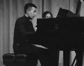 HU BOAOXIONG Hu Boaoxiong kommer fra Shanghai i Kina og begyndte at gå til klaver som 4-årig.