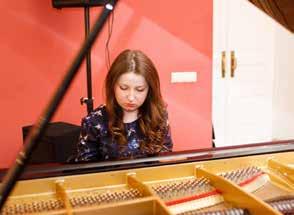 VLADISLAVA TREPACHKA Vladislava Trepachka blev født i Moskva i 1996 og begyndte at spille klaver som 5-årig.