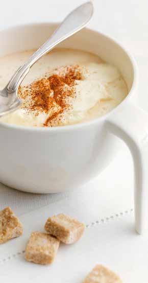 Læg kaffe, kanelstang og kardemomme i kaffetragten og lad vandet løbe igennem. 2. Pisk fløden til skum. Fordel kaffen i seks kopper, og læg et stykke hugget rørsukker i hver.