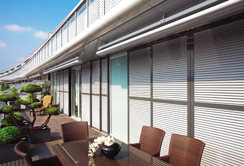 Det kan integreres, så det harmonerer med bygningens arkitektoniske stil, og samtidig giver det mulighed for at tilslutte solafskærmning til det centrale varmesystem for optimal udnyttelse af lys og
