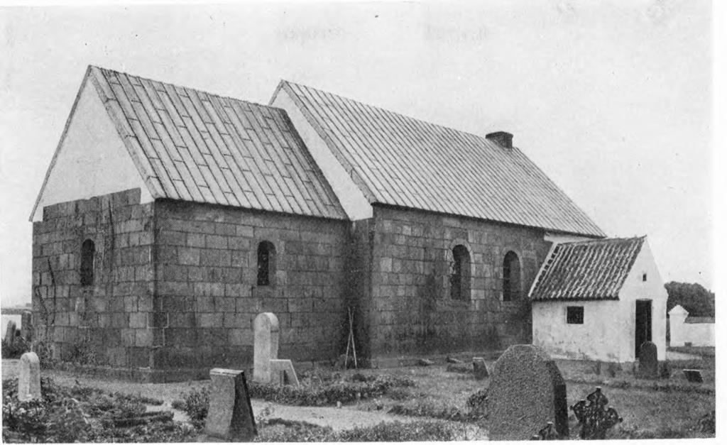Fig. 1. Rakkeby. Ydre, set fra Nordøst. H. M. 1936 RAKKEBY KIRKE MORSØ SØNDER-HERRED Kirken, der er Anneks til Tæbring, ejedes efter Reformationen af Kronen 1.