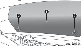 Afmontering af afdækningen til anhængerens trækkrog/modtager - hvis monteret Køretøjet kan være udstyret med en afdækning til anhængerens trækkrog/modtager.