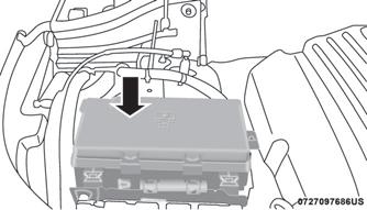Sikringer under motorhjelmen Strømfordeleren er placeret i motorrummet nær batteriet. Dette center indeholder patronsikringer, mikrosikringer, relæer og afbrydere.