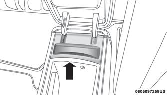 Følg nedenstående trin for at bruge den manuelle parkeringsudløser: 1. Træk parkeringsbremsen helt. 2.