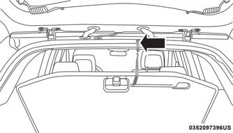 Sådan dækkes bagagerummet: 1. Grib fat om midterhåndtaget på overtrækket. Træk det ud over bagagerummet. 2.