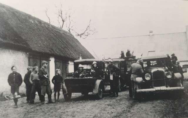 Modstandsbevægelsen i Vindinge. Gruppernes vognpark 4 biler klar til afgang mod Ringsted. Under besættelsen havde man oprettet depoter med organiseret benzin.