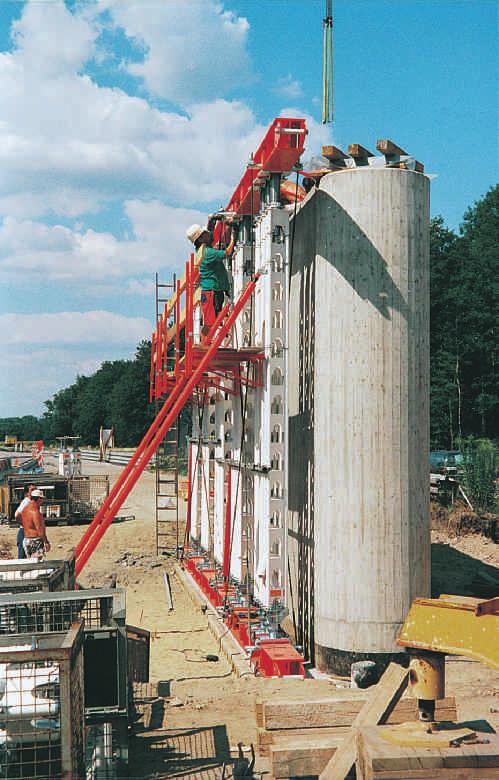 Med centreringshuller til giganttårnene og huller til montering af den vandrette afstivning med ankerstave.