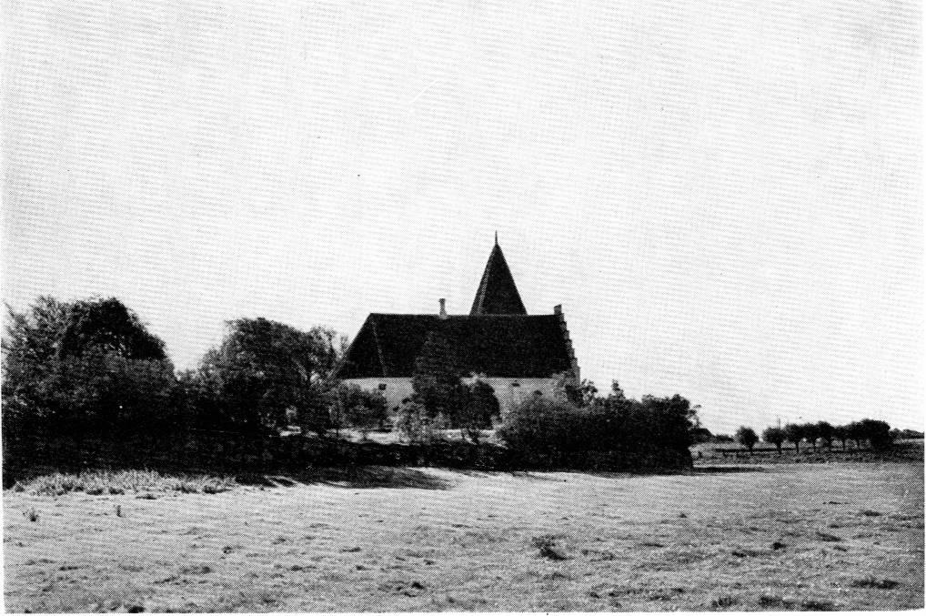 Fig. 1. Avnede. Prospekt af kirken, set fra nord. Aa. Rl. 1946 AVNEDE KIRKE LAALANDS SØNDER HERRED Kirken, der muligvis i katolsk tid var viet til S. Laurentius (sml.