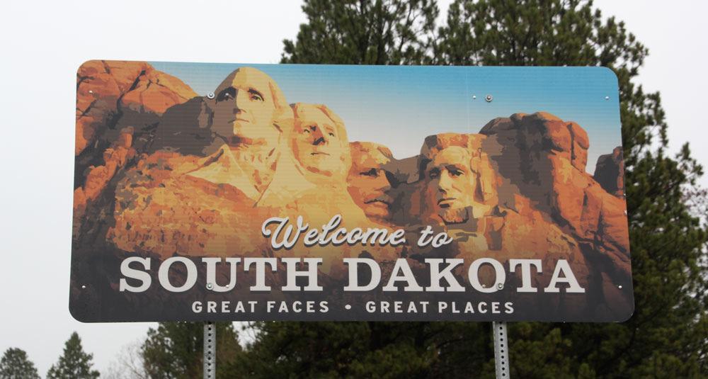 Great Faces, Great Places er slogan et i South Dakota, og om et par dage ved I hvorfor Turen ad U.S. 85 fra Wyoming og ind i South Dakota og Black Hills er meget smuk, for nu afløses de grønne græssletter af farverige bjerge og store skove.