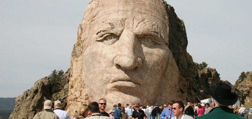Der er normalt ikke adgang op til skulpturen af Crazy Horse. Han skal nydes på afstand Valget af motiv faldt på indianerhøvdingen Crazy Horse, som bl.a. var med ved Slaget ved Little Big Horn i 1876, hvor bl.