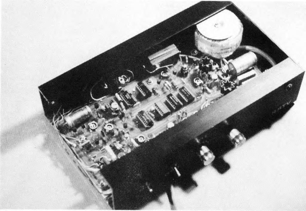 Foto 2. Interiør fra kassen. Transformer og ensrettere er klemt ned yderst til højre + 5 og + 15 volts IC erne sidder på bagvæggen øverst til venstre.