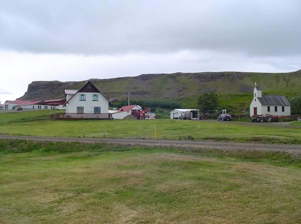 inn að Grímkelsstaðaá og út á kleifina. Þessi skógur er lítill til raftviðar en nægur til kolgjörðar og eldiviðar, og brúkast frá staðnum átölulaust.