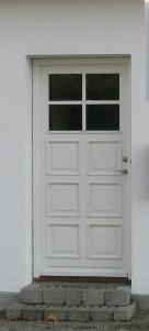 Gamle døre kan med fordel renoveres frem for at udskiftes. Dels er stilen på døren dermed fastholdt, dels er kvaliteten på gamle døre ofte bedre end mange nye.