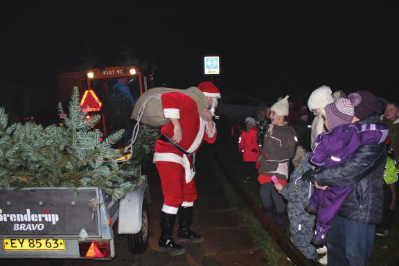 Som traditionen byder kom julemanden forbi Bjergby for at tænde juletræet.