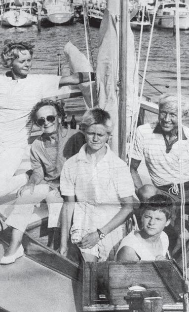 Her er fire generationer om bord på Søbjørn fra en artikel i Bådbranchen. Fra venstre ses Leila, Leilas mor Ulla Kjærgaard, der var søster til Axel Holm, Asger, Esben og Gunner Dahlgaard.