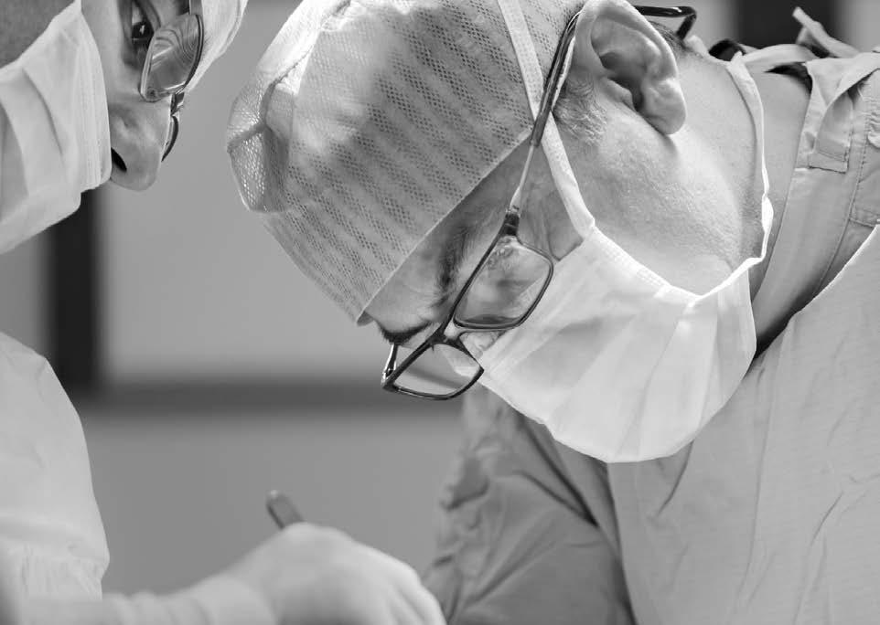 Totrins kirurgisk procedure Patienter med forventet blød/dårlig knoglekvalitet eller tynde knogler er indikerede til en totrins kirurgisk procedure med en længere osseointegrationsperiode på 3 til 6