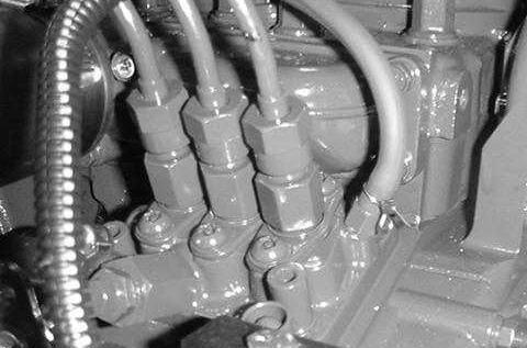 Udluftning af indsprøjtningsdyserne Bemærk: Denne procedure bør kun anvendes, hvis brændstofsystemet er blevet helt tømt for luft under normale spædningsprocedurer, og motoren ikke vil starte.