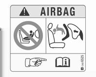 Fejl Hvis der er en fejl i airbaggene, tænder kontrollampen v, og der vises en meddelelse eller en advarselskode i førerinformationscentret. Systemet fungerer ikke.