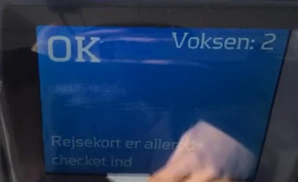 Hvis kortet derefter på ny holdes til blå punkt, vises dette: Sekretariatet har spurgt Metro Service om, hvorfor der i loggen for klagernes rejsekort står Christianshavn st.