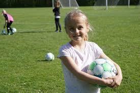 Fantastisk Fodboldstart for PIGER Få flere piger i fodboldklubben! Fantastisk Fodboldstart for piger er et forløb, der har til formål at rekruttere piger i alderen 5-11 år.