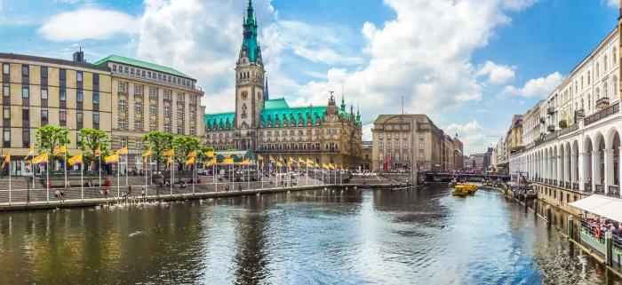 Hamburg Hamburg er for danskerne den nærmeste, udenlandske millionby, og hvert år lokker Hamburg tusindvis af danskere til et besøg i en eller flere dage.