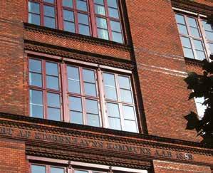 Nyere vinduer af uoriginal form som termovinduer bør i forbindelse med istandsættelses-projektet, udskiftes til vinduer i den oprindelige form og med oprindelige materialer, for eksempel koblede