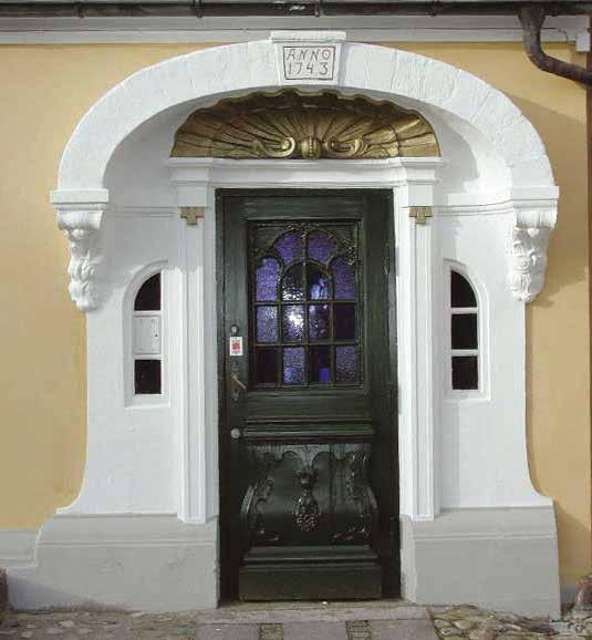 89 Bevaringsværdige bygninger Vinduer, døre og porte Hollandsk grøn eller portgrøn dør fra 1743 på Frederiksberg.