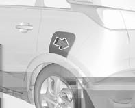 Hvis du kan lugte brændstof i bilen, skal årsagen straks afhjælpes på et værksted. En etiket med symboler på tankklappen angiver de tilladte brændstoftyper.