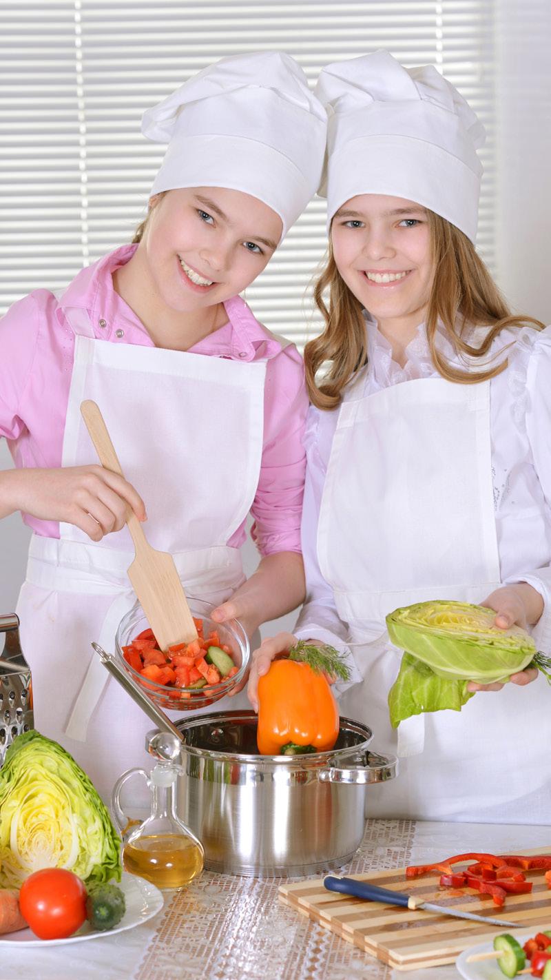 9. Mesterkok det kan blive dig! Gennem forskellige moduler kommer eleverne til at arbejde med forskellige tilberedningsmetoder og anretningsteknikker inden for både det søde og salte køkken.