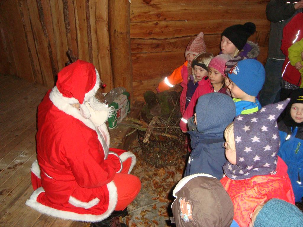 13 lokaler Rigtig hyggeligt og stemningsfuldt. Nogle af vuggestuebørnene var med tur for at finde og fælde årets juletræ til Søstjernen.