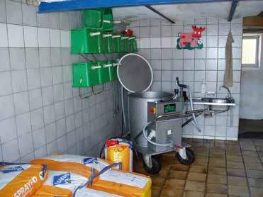 landbrugskemi Kalvekøkken Udstyr til fodring af kalve, stålbord med håndvask og trådhylde. Evt. industri opvaskemaskine til rengøring af skåle mv. Depothylder og paller med mælkepulver.