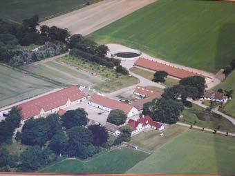 2 Præsentation Introduktion Horskærgård er historisk proprietærgård på ca. 155 hektar, beliggende midt mellem Vejen og Vamdrup, ca. 15 km. vest for Kolding.