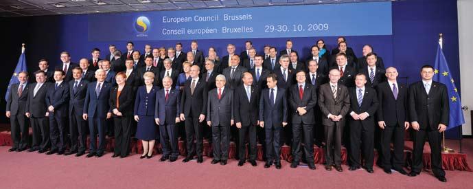 Til topmødet, formelt kaldet Det Europæiske Råd, samles landenes stats- og regeringschefer mindst fire gange om året. i sit hjemland.