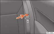 Hvis passagersæderyglænet er klappet frem, må der ikke sidde nogen på sædet. Frem- og tilbageklapning af bagsæderyglæn Fig. 162 Holder til sikkerhedssele Fig.