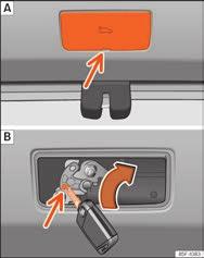Sæt nøglen ind i åbningen i bagagerumsbeklædningen 1, og bevæg nøglen i pilens retning, indtil låsen bliver låst op. Fig.