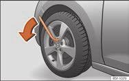 Låsebolte Generelt Løsning af hjulbolte Løft af bil Fig. 76 Låsebolt med dækkappe og adapter Træk henholdsvis centerkapslen* eller dækkappen* af.